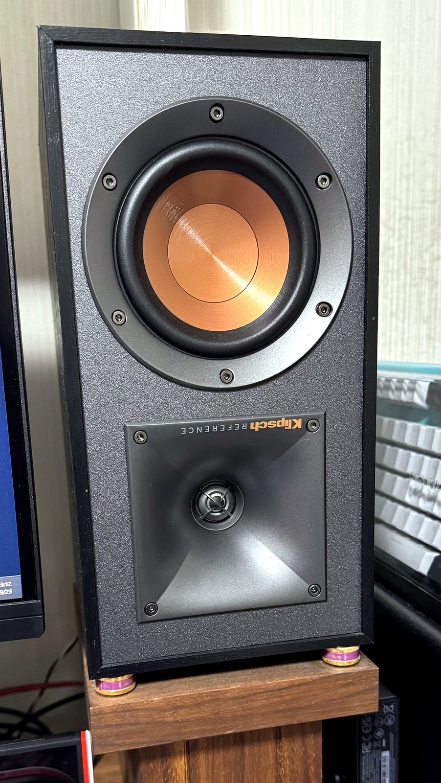 上下反転して設置したKlipsch R-41M