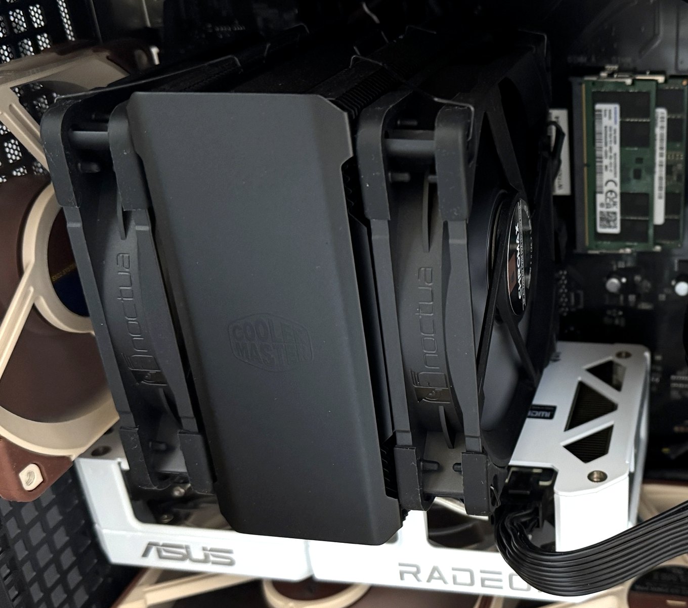 Hyper 212 3DHP BlackにNoctuaファン2基を付けた状態